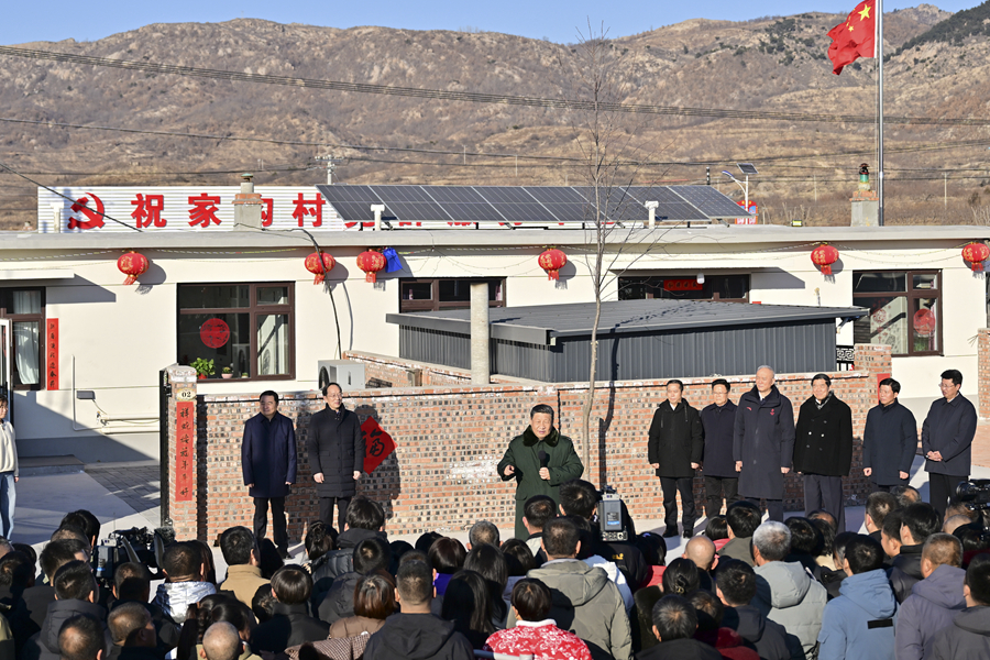 1월 22일부터 24일까지 중공중앙 총서기이며 국가주석, 중앙군사위원회 주석인 습근평이 료녕을 찾아 기층 간부, 군중을 위문했다. 사진은 22일 오후 습근평이 호로도시 수중현 명수만족향 축가구에서 고찰할 때 촌민들과 친절하게 교류하며 새해 축복을 전하는 모습이다.신화사 기자 적건람 촬영