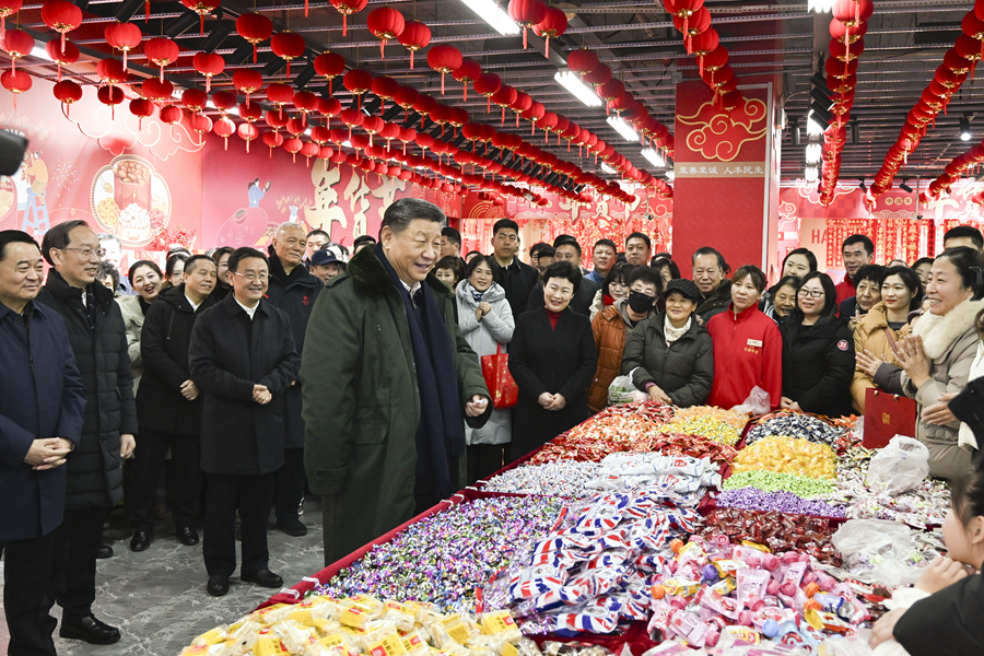 1월 22일부터 24일까지 중공중앙 총서기이며 국가주석, 중앙군사위원회 주석인 습근평이 료녕을 찾아 기층 간부, 군중을 위문했다. 사진은 23일 오전 습근평이 심양대동부식품상점에서 고찰할 때 업주, 고객들과 친절하게 교류하고 새해 축복을 전하는 모습이다.신화사 기자 사환치 촬영