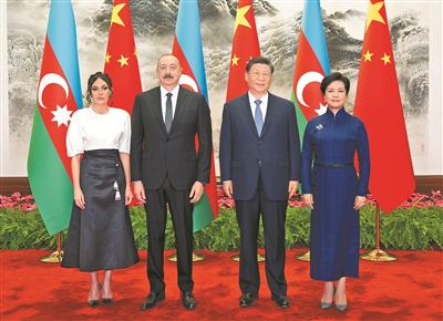 4월 23일 오전, 국가주석 습근평은 북경 인민대회당에서 국빈방문차 중국을 방문한 아제르바이잔 대통령 알리예프와 회담을 거행했다. 사진은 습근평과 부인 팽려원이 알리예프와 부인 알리예바와 기념사진을 찍고 있는 장면이다(신화사 기자 황경문 촬영).
