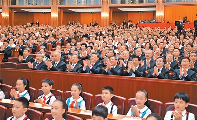 9월 3일, 중국인민항일전생 및 세계반파쑈전쟁 승리 80주년 기념 문예공연 <정의필승>이 북경 인민대회당에서 성대히 거행되였다. 습근평, 리강, 조락제, 왕호녕, 채기, 정설상, 리희, 한정 등 당과 국가 지도자들이 약 6000명 중외인사들과 함께 공연을 관람했다(신화사 기자 리향 촬영).