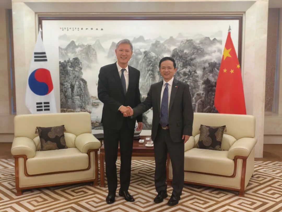 △ 10월 15일, 한국주재 중국대사 대병이 대사관에서 곧 중국주재 한국대사로 부임할 로재헌을 전송했다.