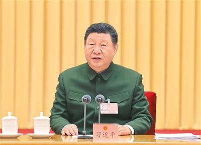 3월 7일 오후, 중공중앙 총서기이며 국가주석이며 중앙군위 주석인 습근평은 14기 전국인대 4차 회의 해방군과 무장경찰부대 대표단 전체회의에 참석하고 중요연설을 발표했다((신화통신 기자 리강 촬영).