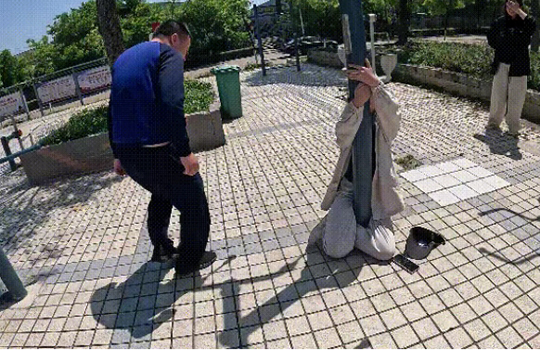 위험! ‘다리 꼰 채 기둥 안기’ 절대 따라하지 말 것!