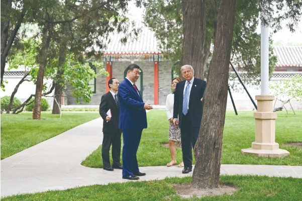 15일 오전, 국가주석 습근평이 중남해에서 미국 대통령 트럼프와 소규모 회담을 가졌다. 사진은 습근평이 트럼프를 반갑게 맞이하고 있는 모습이다. 신화사 기자 리향 촬영
