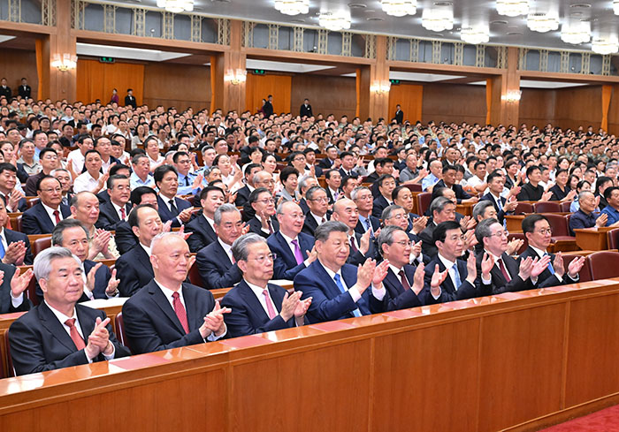 6월 29일 저녁, 중국공산당 창건 105돐 경축 음악회 <인민지상>이 북경에서 거행되였다. 습근평, 리강, 조락제, 왕호녕, 채기, 정설상, 리희, 한정 등 당과 국가 지도자들이 약 3000명의 관객과 함께 공연을 관람했다. 신화사 기자 악월위