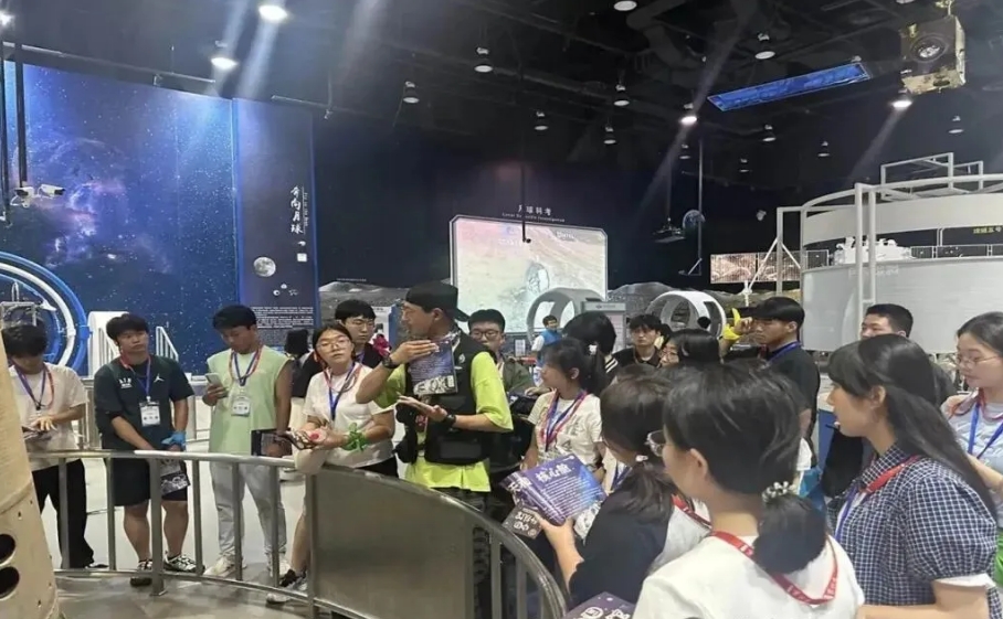 중국과학기술관에서 해설을 들으며 관람하는 꿈나무들