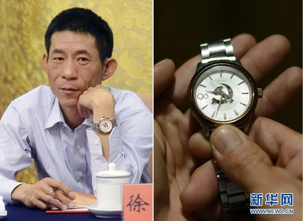 11월 10일, 천진시 대표단 토론현장에서 시계를 선보있고 있는 서문화