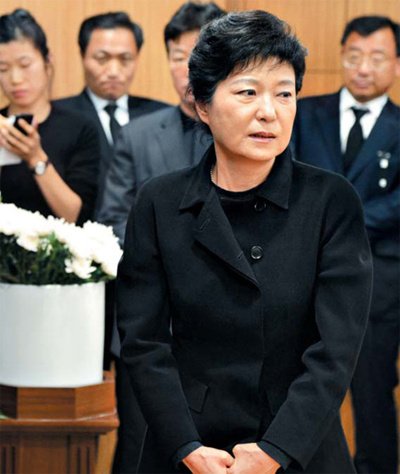 새누리당 대통령 후보 박근혜는 2일 저녁에 서울성모병원에 가서 의외로 사망한 리춘상을 조문했다.