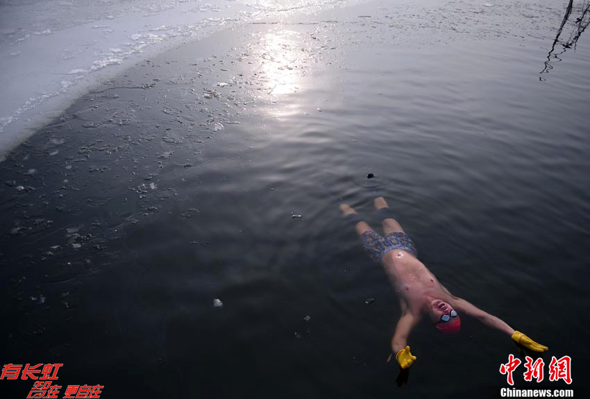 장춘 눈내린후 기온 급강, 동계수영애호가들 얼음장을 깨고 수영(1)