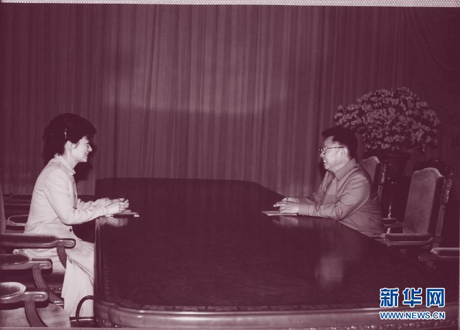 이 사진은 2002년 박근혜가 조선을 방문할시 김정일과 회담하는 장면을 찍은것이다.