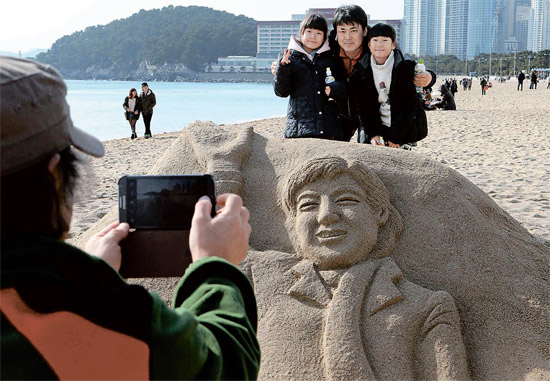 “박근혜” 모래조각 부산 해운대욕장에 나타나