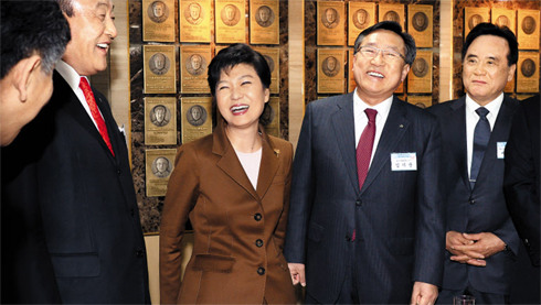 박근혜가 한국대통령직무 인수위원회 위원장 인선을 선포