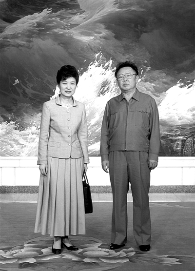 2002년 5월, 박근혜는 평민신분으로 평양에 가서 김정일의 접견을 받았다. 김정일은 그화 회담하고 아울러 만찬을 함께 하였다. 박근혜는 “비록 초면이지만 아마도 아버지들사이의 력사적원인으로 우리가 담론한 모든것은 아주 솔직했다”고 말했다.