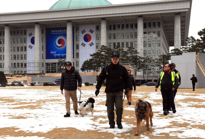 한국 국회의사당 신임대통령 취임식 서둘러 준비
