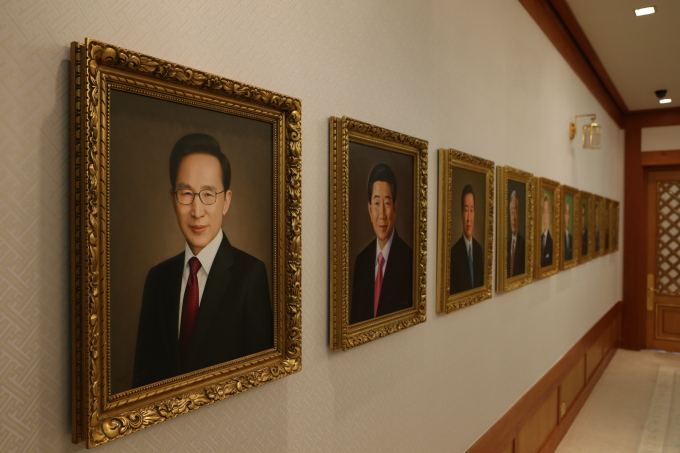 리명박 초상화 청와대 대통령 초상화벽에 걸려져
