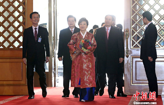 25일, 대한민국 제18대 대통령에 취임하여 취임식을 마치고 청와대로 입주하는 박근혜대통령.