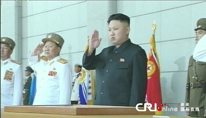 김정은 조선건군 81주년 월병식에 참석,군관 집체로 흰색군복