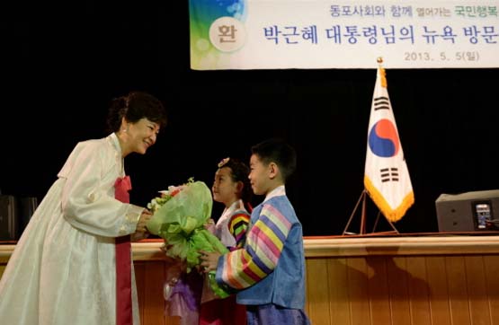 박근혜 한국 대통령이 5월 5일 오후(현지시간) 뉴욕 아스토리아호텔 그랜드볼륨에서 열린 뉴욕동포 간담회에서 행사장에 입장하며 남녀 어린이 화동으로부터 환영 꽃다발을 받고있다.