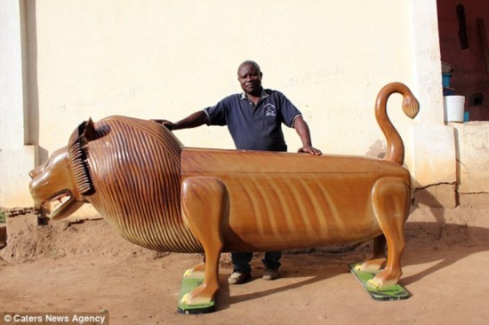 아프리카 예술가 각약각색 관 제작