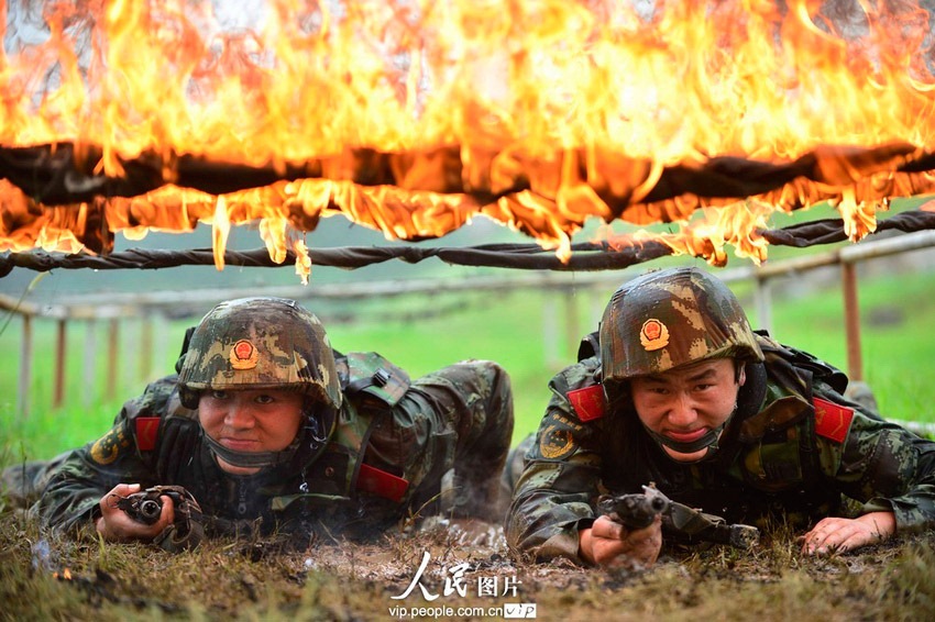 포토: 안휘 무장경찰들의 아슬아슬한 극한훈련