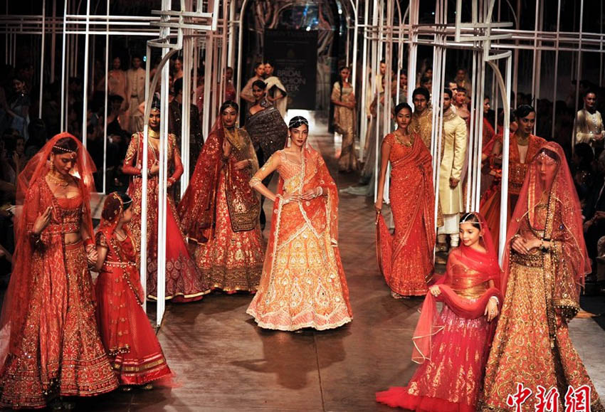 인도 웨딩패션쇼, 화려한 드레스의 성연