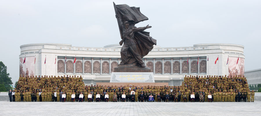 김정은 조선전쟁 로병사대표들과 기념사진