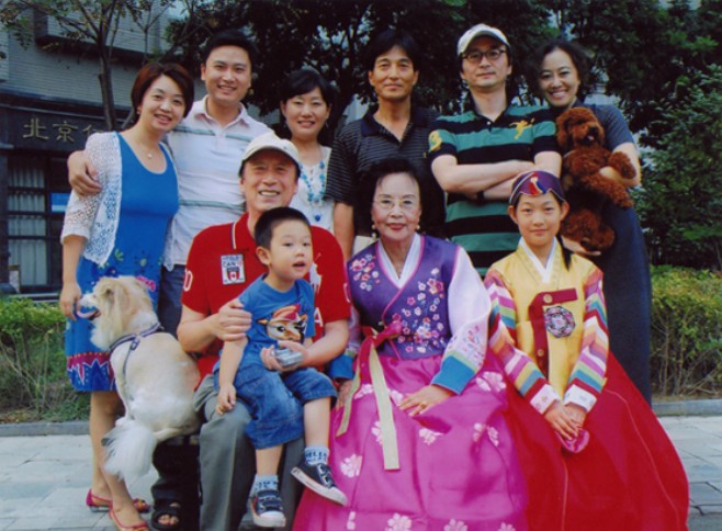 조선족 국가1급 성악가 방초선과 남편 왕개평의 생활속 모습(가족사진).