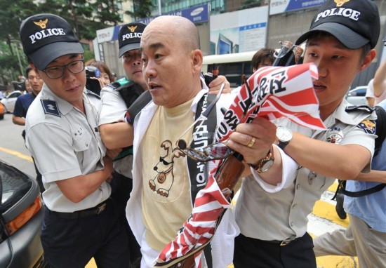 한국 한 남자, 일본패전일 전날 일본대사관에 계란 뿌려 경찰측에 체포