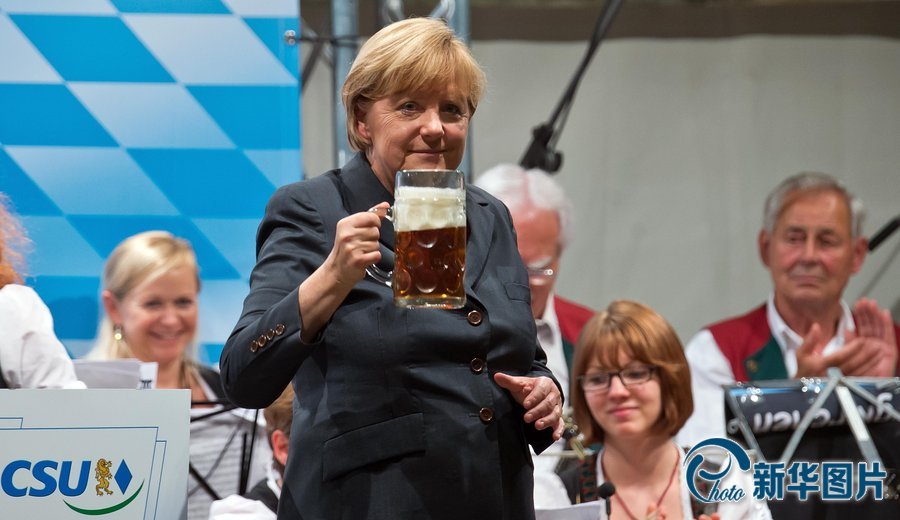 독일총리 메르켈 지방선거활동 현장에서 맥주를 화끈하게 마셔