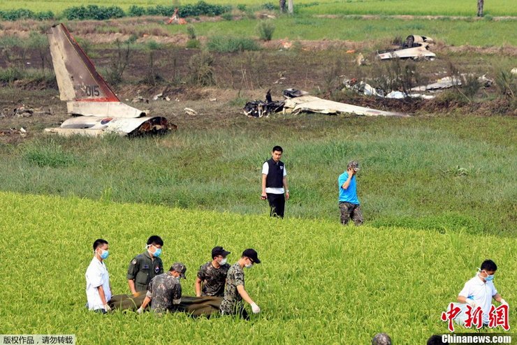 한국 공군련습기 한대 농경지에 추락, 2명 사망
