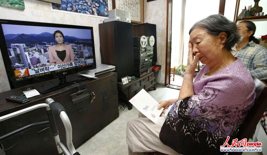 한국 83세 로인,조선 리산가족상봉 연기 소식에 유감의 눈물