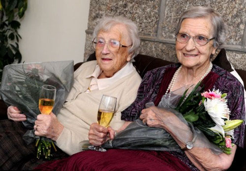 세계서 가장 나이 많은 쌍둥이자매 104세 생일 맞아