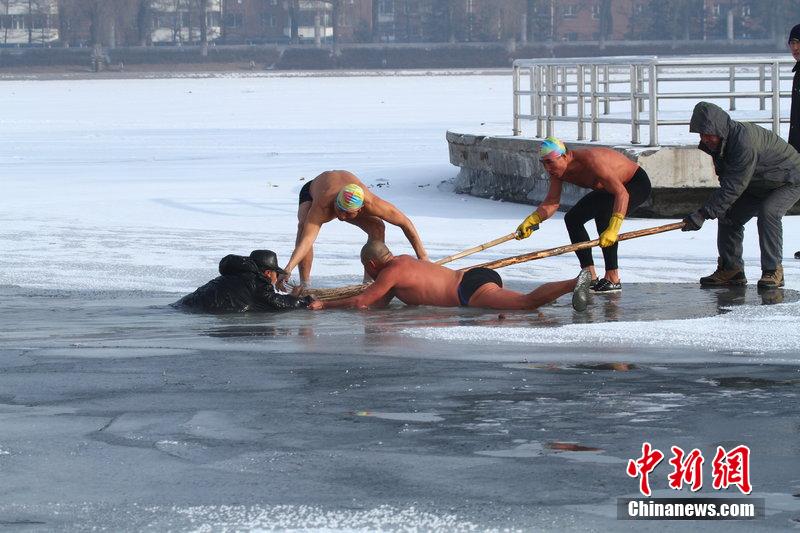 얼음구멍에 빠진 장춘 한 로인 겨울수영애호가들에 의해 구조