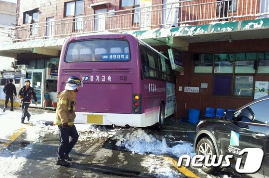 한국 장거리뻐스 대합실 뚫고 드가는 사고 발생, 5명 부상