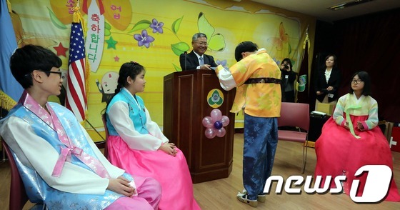 한국 소학생들 조한비군사구역서 졸업식 거행