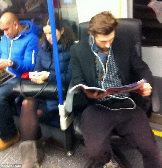 영국 도시 지하철에 사무실 의자 들고 탄 남성