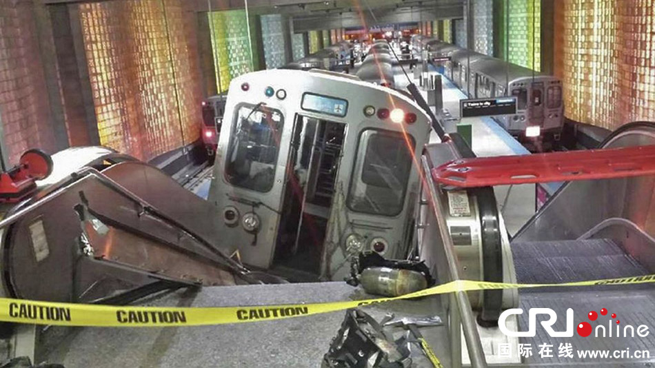 시카고 지하철렬차 탈선하여 플랫폼 충돌,최소 32명 부상