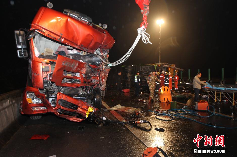 포두-무명 고속도로 중경구간 중대교통사고,이미 15명 사망 56명 부상