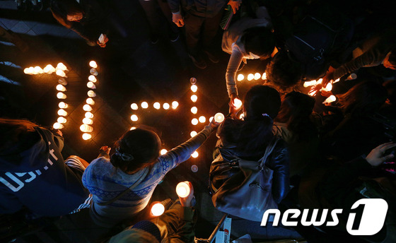 한국 서울 시민들 초불기원활동 거행, 실종자들 무사히 돌아오기 기도