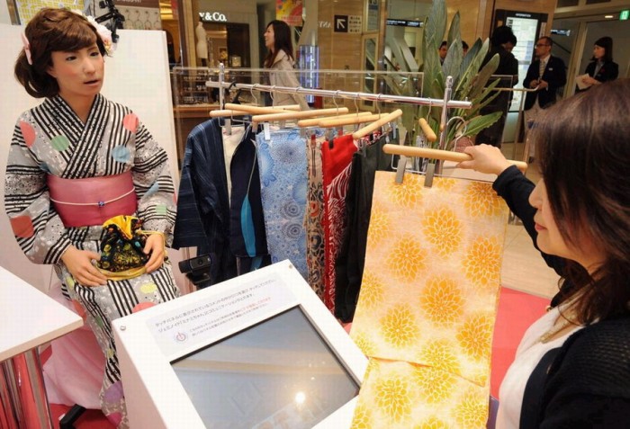 일본 로보트녀 일본전통복장 입고 백화점에서 판매원으로