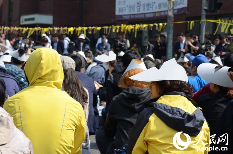 한국 “세월”호 희생자 유가족들 청와대서 항의