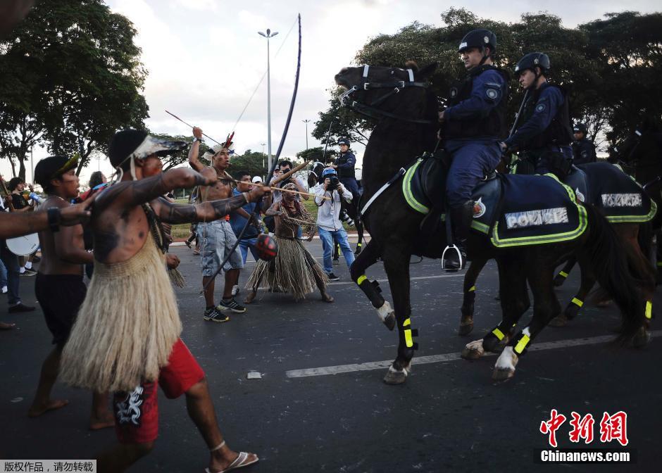브라질 토족주민 월드컵 개최 항의, 활 들고 경찰측과 대치