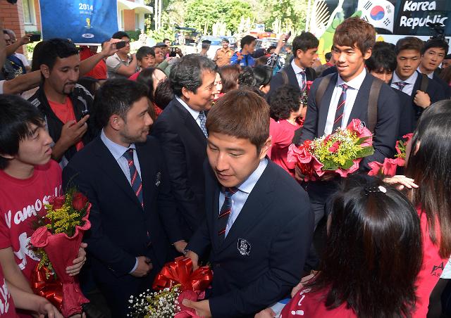 한국축구팀 브라질에 도착, 당지 교민들의 열렬한 환영 받아