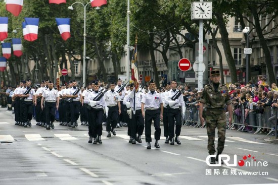 프랑스병사 군사대행진 거행, 국경절 도래 경축