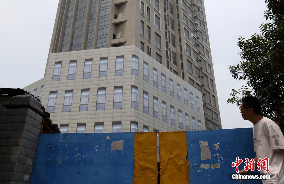 남경 10년 미완성건물에 비닐천”창문” 붙인것은 도시모습 수호 위해서라고 밝혀
