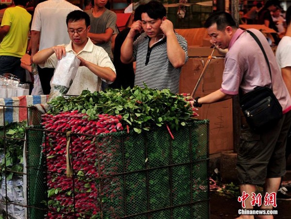 중국 칠월칠석 앞두고 장미꽃 판매 급증