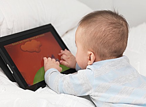 영국 아기들 12.5% 첫말은 “엄마” 아닌 “태블릿”