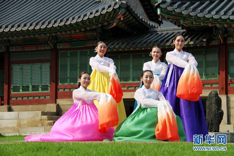 한국 “고궁”의 미녀들 한복차림으로 추석 맞아
