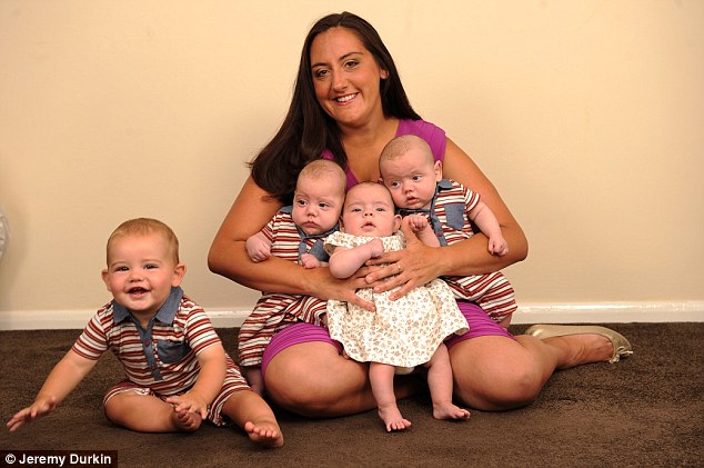 영국 한 녀성 출산 9달만에 세쌍둥이 출산