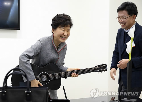 박근혜 “창조경제혁신중심” 시찰, 기타 치는 모습 보여줘